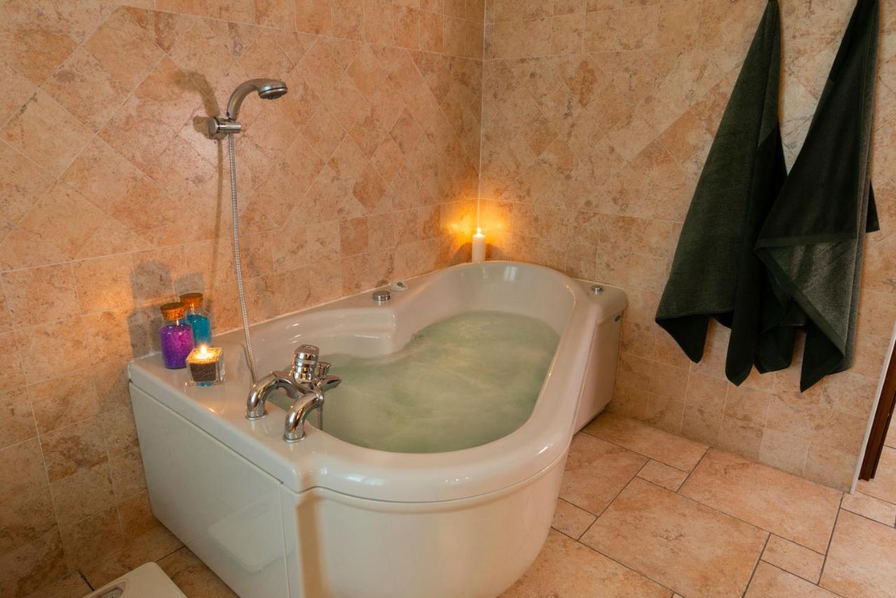 Villa Mara - Aosta - 200 Mq - Wifi - Jacuzzi - Parcheggio - Giardino Exterior photo